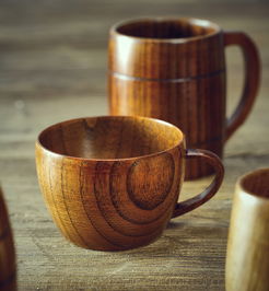 家居日常美学 木制啤酒杯的产品摄影艺术